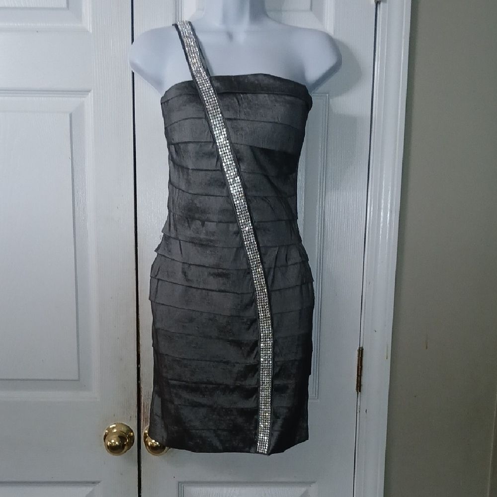 Romeo & Juliet Couture Charcoal One-Shoulder Dress With Silver Detail Sz S Nwt
